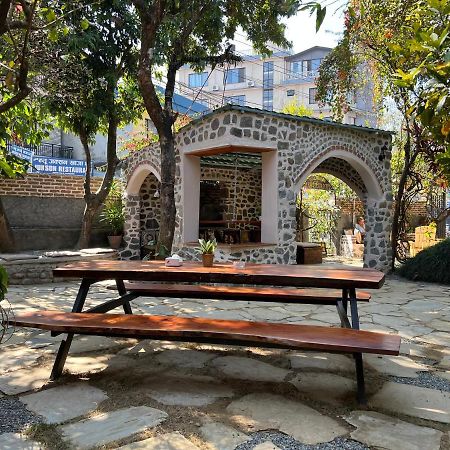 Gaurishankar Backpackers Hostel Pokhara Bagian luar foto